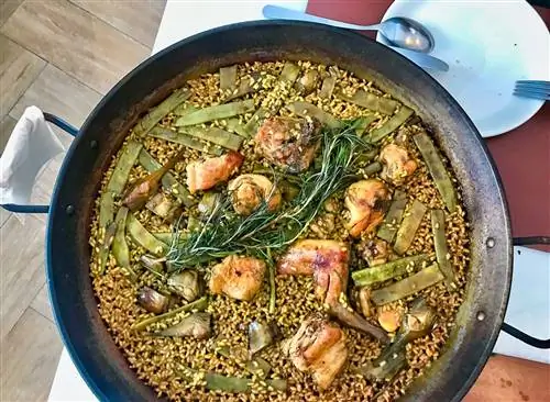 Валенсийская паэлья с курицей и кроликом
