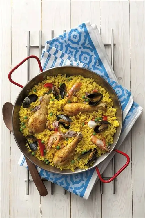 паэлья с курицей и морепродуктами