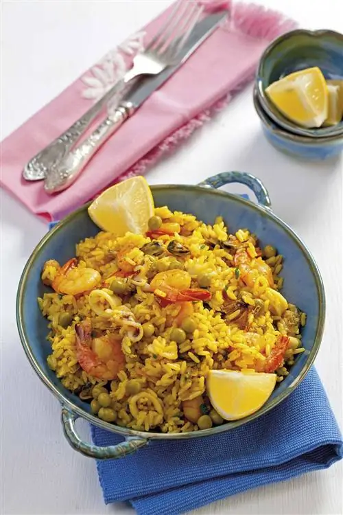 паэлья из рыбы и морепродуктов
