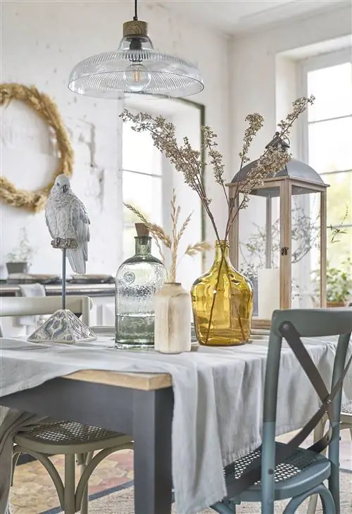 Светосберегающие высокие потолки, дизайн интерьера от Maisons du monde