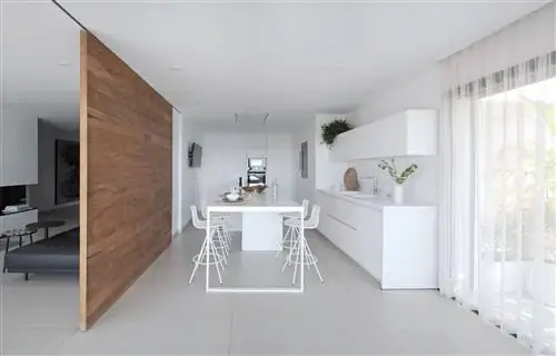 современная кухня с кабинетом в белых тонах