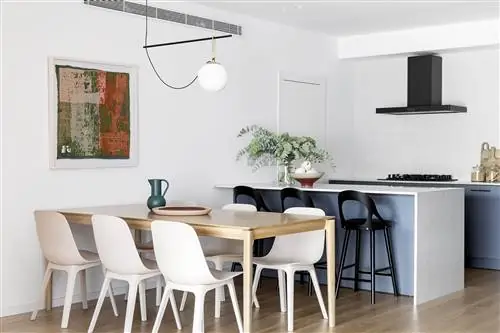 открытая кухня с баром и офис с деревянным столом и белыми стульями