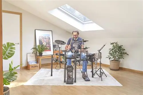 Реформа гостиной на чердаке с окнами Velux и местом для музыкальной комнаты
