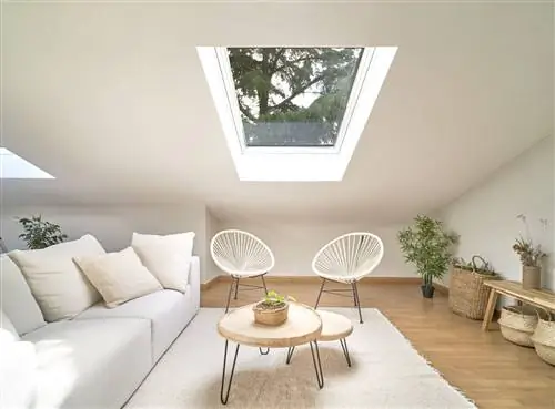 реформа гостиной на чердаке с окнами velux с мягким уголком и диваном