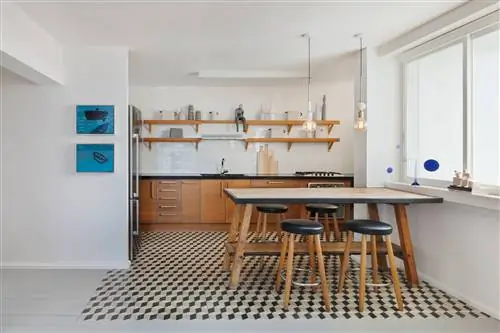 современная открытая кухня с офисной и деревянной мебелью и геометрической плиткой на полу