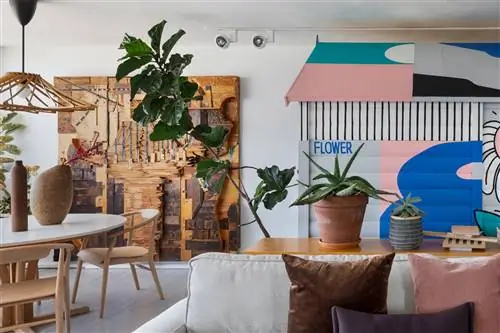 современная гостиная с детским деревянным домиком