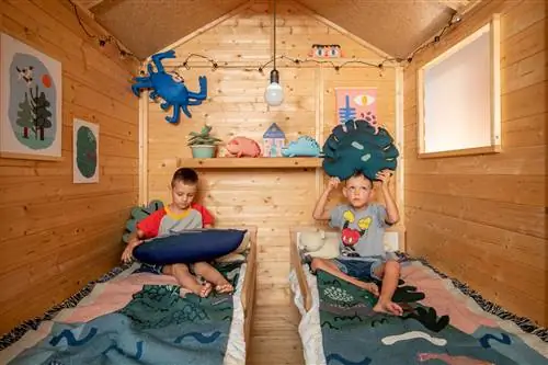 детская бревенчатая хижина с двумя кроватями