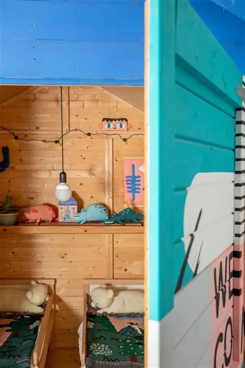 детская бревенчатая хижина с двумя кроватями