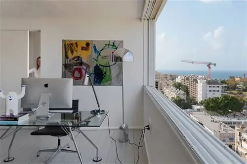 офис со стеклянным столом и абстрактной картиной на стене