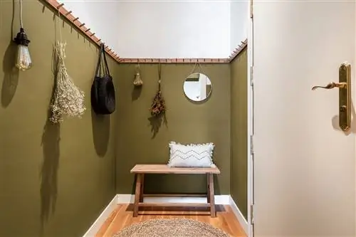 деревенский зал со стенами, окрашенными в оливково-зеленый цвет