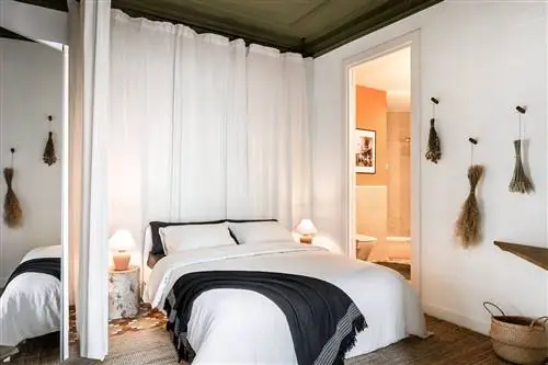 белоснежная спальня в деревенском стиле