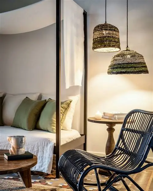 гостиная с двумя подвесными оптоволоконными светильниками и креслом-качалкой из черного ротанга