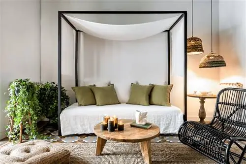 гостиная в средиземноморском стиле с диваном с балдахином и креслом-качалкой из черного ротанга