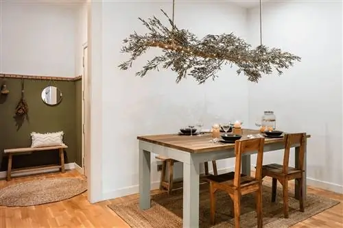 деревенская столовая с деревянным столом и стульями и сундуком с сушеными оливковыми ветвями