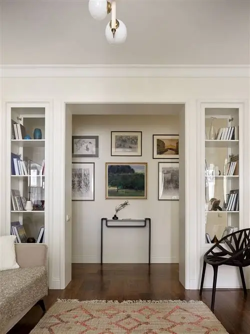 гостиная в классическом стиле, украшенная картинами