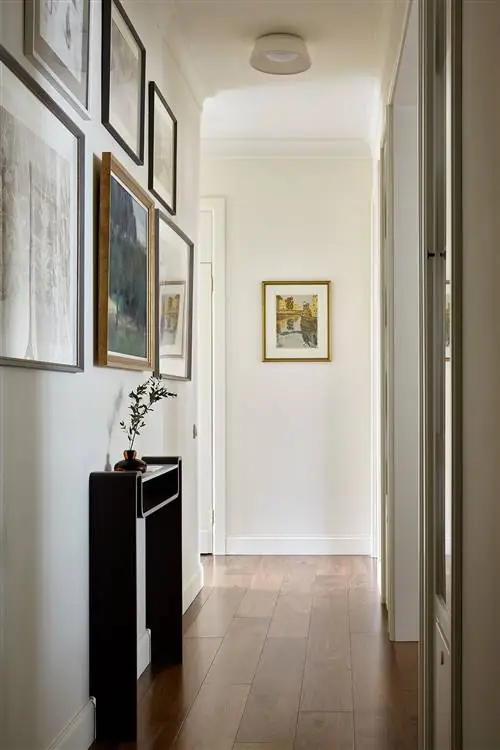 прихожая украшена картинами