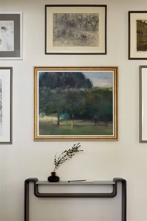 прихожая украшена картинами