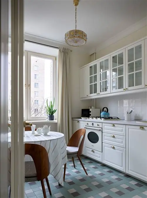 кухня в стиле ретро с белыми шкафами и геометрическим плиточным полом