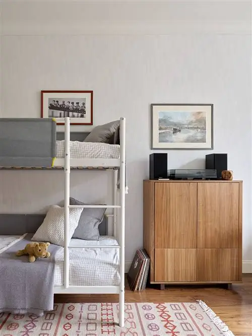 детская комната с двухъярусными кроватями, оформленная в нейтральных тонах