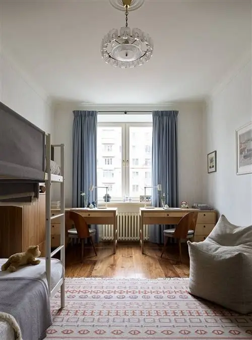 детская комната с двухъярусными кроватями и письменными столами в нейтральных тонах