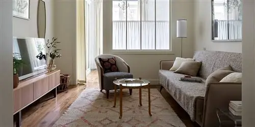 Очень теплая квартира с классическими оттенками и винтажной мебелью