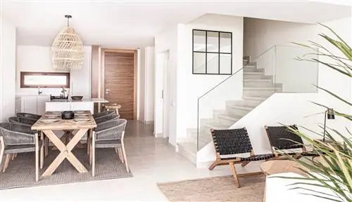 столовая в нейтральных тонах