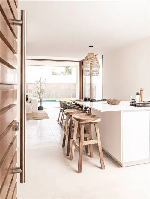 открытая белая кухня с островом в центре