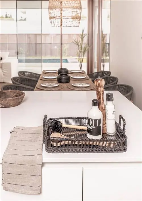 открытая белая кухня с островом в центре