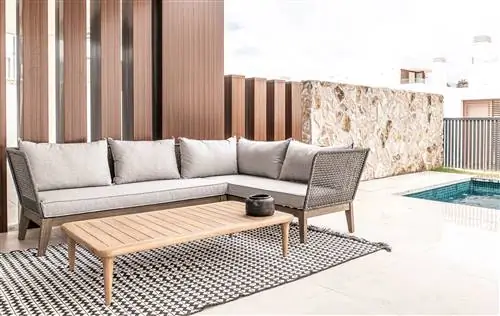 терраса с серым угловым диваном и деревянным журнальным столиком