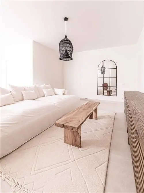 гостиная с белым льняным диваном и деревянным журнальным столиком