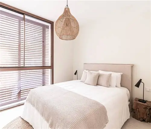 спальня в нейтральных тонах с серым мягким изголовьем