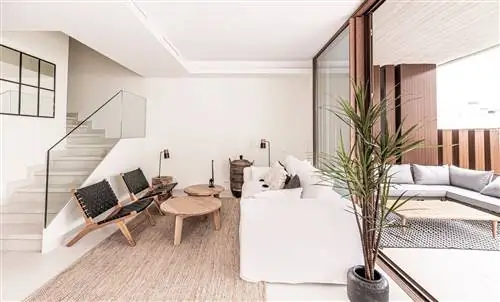 гостиная, отделанная натуральными волокнами, с выходом на террасу