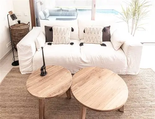 гостиная, отделанная натуральными волокнами, с выходом на террасу