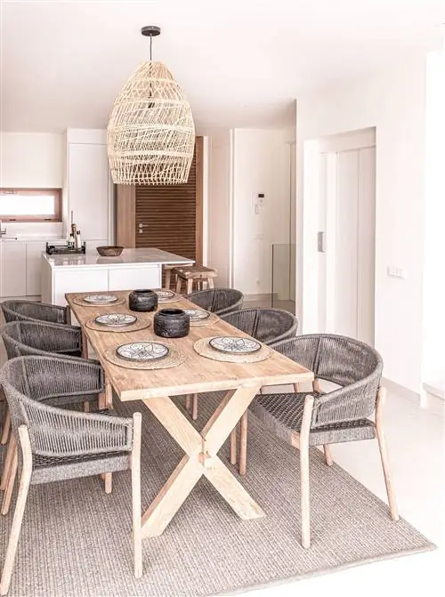 столовая с деревянным столом, стульями и волоконной лампой