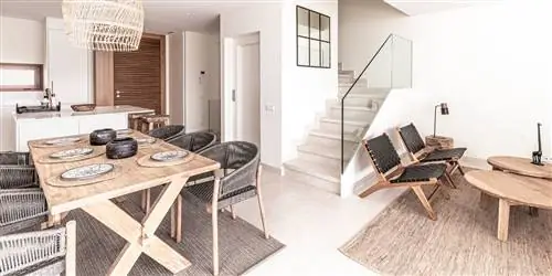 Дом в естественном стиле с открытыми пространствами и нейтральными тонами