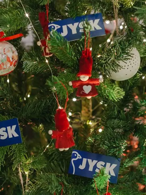jysk елка с шарами и эльфами
