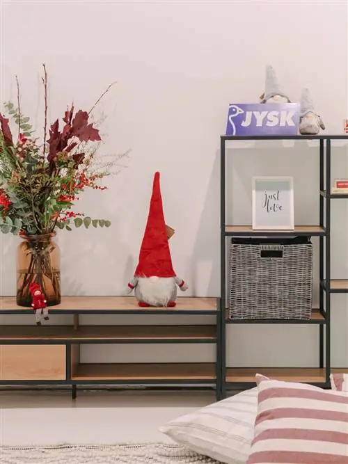 У jysk есть обстановка для скандинавских гостиных с полками в минималистичном стиле