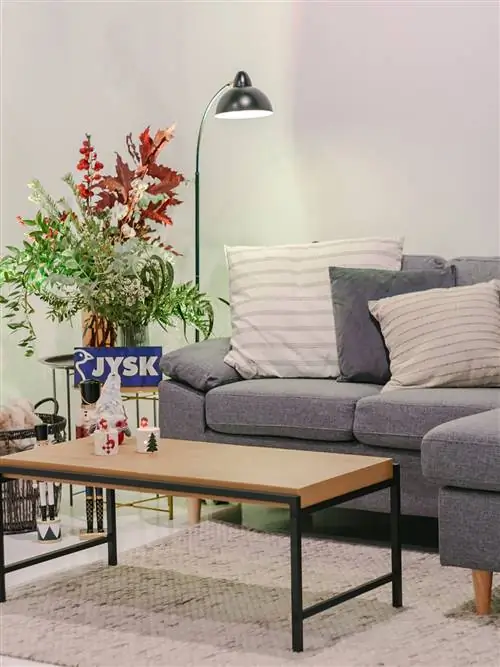 jysk обстановка гостиной с диваном и шезлонгом и мебелью из натурального дерева