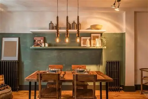 столовая с деревянным столом и стульями и стена с зелеными обоями