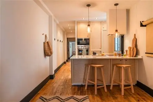 кухня с полуостровом и деревянными табуретками