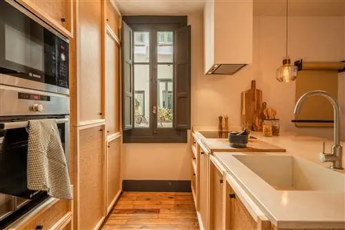 кухня с полуостровом и мраморной столешницей