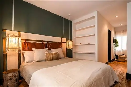 спальня в стиле джунглей, оформленная в белых и зеленых тонах, с мебелью из дерева и волокна