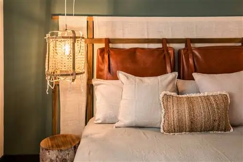 изголовье из дерева и кожи