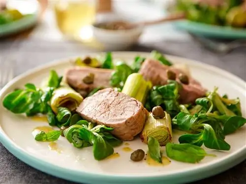 свиная вырезка с соусом из лука-порея