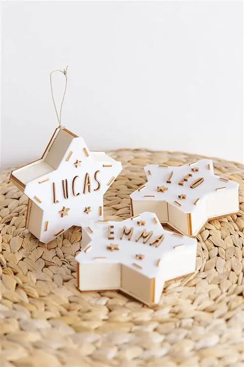 новогоднее украшение со звездами и именами