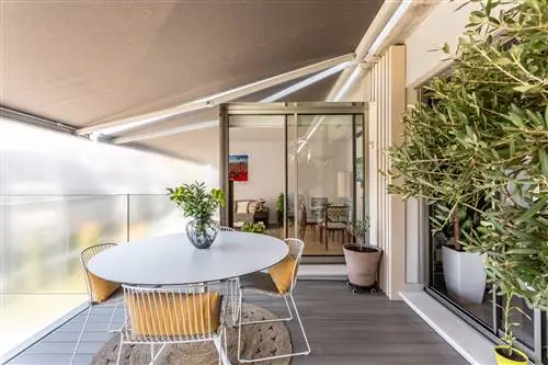 терраса с навесом и современная столовая с круглым столом