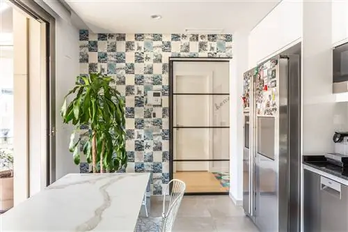 кухня с мраморным кабинетом и мозаичными стенами