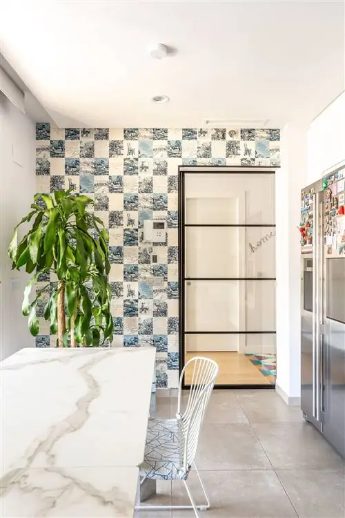кухня с мраморным кабинетом и мозаичными стенами