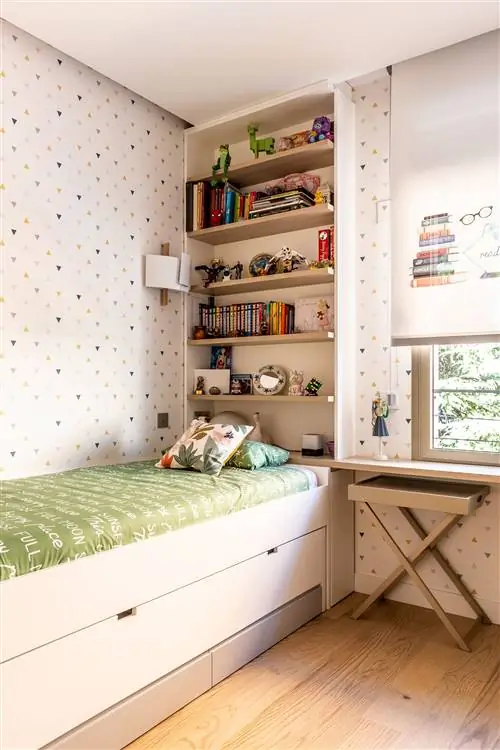 детская спальня с раскладушкой и обоями с геометрическими фигурами