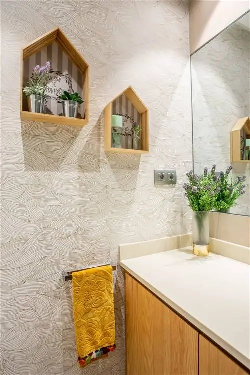 ванная комната украшена обоями с абстрактным рисунком и полками в форме домика